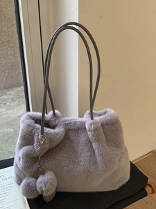 Sac seau mignon en fausse fourrure lavande avec pompons doux et lanières grises