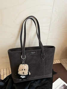 Sac Fourre-Tout en Cuir PU de Grande Capacité pour Femmes Sac à Épaule Vintage Urbain Minimaliste Avec Surpiqûres Contrastées et Pendentif en Peluche