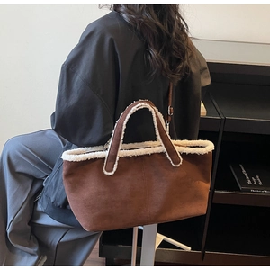 Détail du sac cabas en daim marron avec bordure en simili mouton et bandoulière réglable