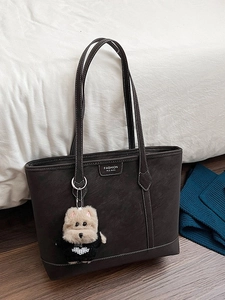 Sac fourre-tout en cuir marron foncé avec surpiqûres et un charmant chiot en peluche