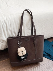 Grand cabas rétro marron avec surpiqûres blanches et pendentif husky en peluche vue