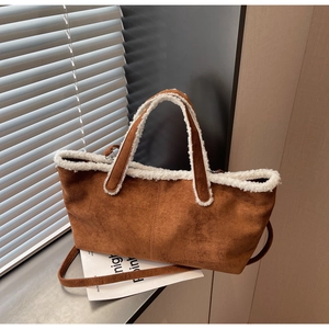 Sac cabas en cuir givré marron avec bordure en peau de mouton et bandoulière réglable