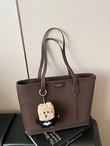 Sac cabas marron foncé en similicuir avec surpiqûres blanches et pendentif chien