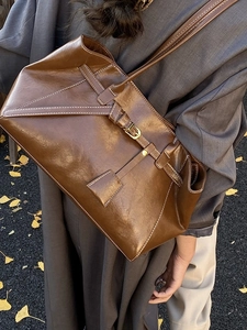 Grand sac à bandoulière rétro en cuir marron avec surpiqûres contrastées