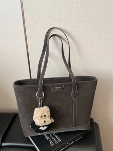Grand sac cabas rétro en daim café avec surpiqûres contrastées et breloque chien