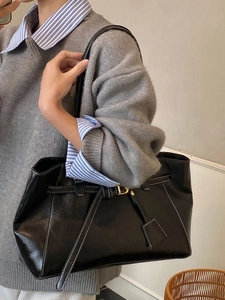 Grand sac à bandoulière rétro noir pour femme avec surpiqûres blanches contrastées