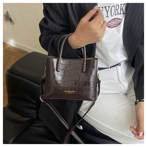 Détails du sac cabas marron foncé à motif crocodile avec garniture dorée et bandoulière
