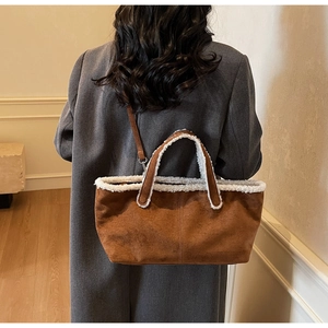 Sac fourre-tout vintage en daim marron avec bordure en fausse fourrure et bandoulière