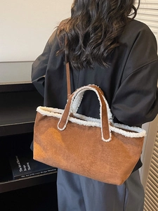 Sac cabas en daim marron avec bordure en laine blanche et bandoulière longue