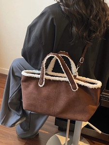 Sac fourre-tout en daim marron avec bordure en peau de mouton blanche et bandoulière