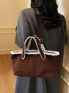 Sac cabas en daim marron avec garniture en peau de mouton et bandoulière réglable