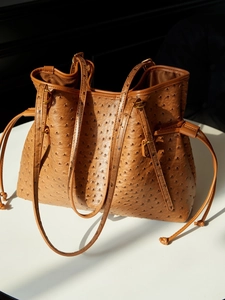 Retro brown ostrich texture bucket bag with drawstring closure and adjustable strap