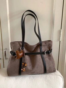 Women Retro PU Leather Tote Bag Large Capacity Patchwork Shoulder Bag With Heart Charm Minimalist Daily Commuting Bag