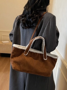 Sac fourre-tout marron mat avec bordure en peau de mouton et poignées pour l'hiver