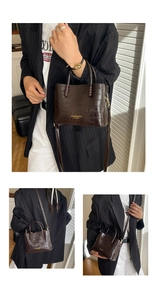 Détail du sac en cuir marron foncé à motif crocodile avec des finitions dorées chics