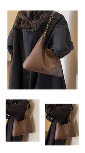 Détail d'un sac hobo marron rétro en similicuir plissé avec bandoulière dorée