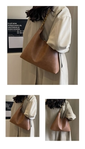 Gros plan d'un cabas en cuir vintage marron avec chaîne sur un mannequin élégant