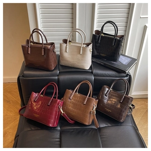 Lot de six sacs à main en cuir croco de couleurs variées avec doubles anses chic