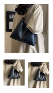 Vue détaillée du grand sac cabas noir avec chaîne dorée et texture en cuir plissé