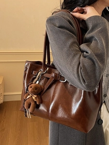 Retro brown large capacity tote bag in glossy oil wax leather with teddy bear charm