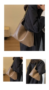 Détail du sac cabas marron vintage avec texture cuir et bandoulière en chaîne dorée