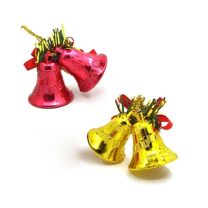 Set mit roten und goldenen Weihnachtsglocken mit Schleifen für den Weihnachtsbaum