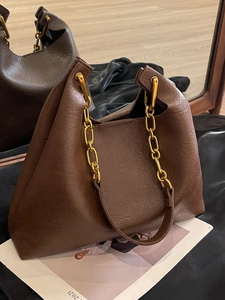 Sac cabas marron en cuir vintage avec bandoulière chaîne dorée et texture plissée