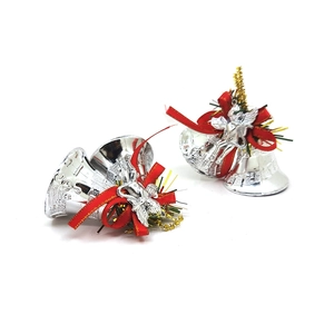 Detail von 4,5 cm silbernen Weihnachtsklocken mit roten Schleifen und Engelfiguren