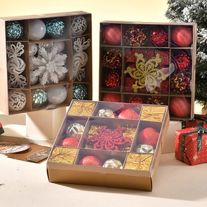 Détails de coffrets de boules de Noël en rouge, or et bleu pour décoration de sapin
