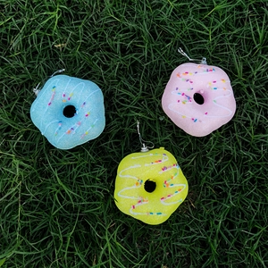 Ornements de Noël en forme de donuts pailletés bleu, rose et jaune pour décor de sapin