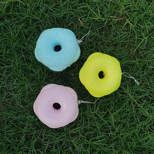 Ornements de Noël en forme de donuts pailletés rose, bleu et jaune avec cordons argentés
