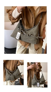 Détail du sac hobo en daim gris-vert avec bandoulière tressée et cordon de serrage
