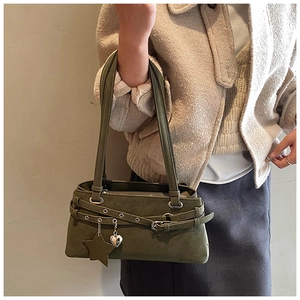 Olivgrüne Umhängetasche aus Wildleder mit Sternanhängern und Vintage-Schnallen-Detail
