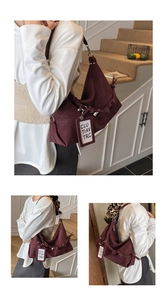 Gros plan du sac à bandoulière bordeaux avec détails de nœuds et étiquette logo