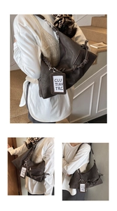 Détail du sac à bandoulière marron mat avec poignée tressée et poche zippée latérale