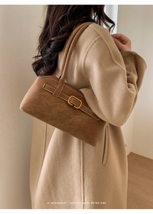 Detailansicht der minimalistischen Retro-Tragetasche aus Wildlederimitat mit Metallschnalle