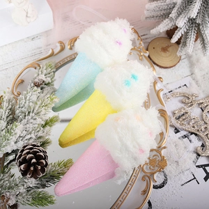 Détail de suspensions glacées pastels avec fausse fourrure et paillettes sur plateau