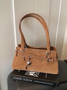 Vintage PU Leder Schultertasche Für Damen Punk Stil Achselhöhle Tasche Mit Herz Stern Anhänger Metallösen Gürtel Dekor Einfarbig