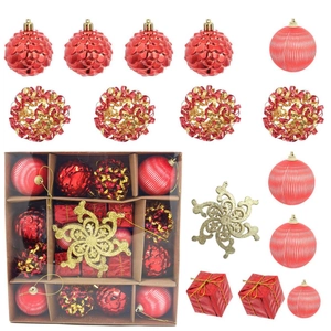 Ensemble de boules de Noël rouges et dorées dans une boîte cadeau pour décorer le sapin