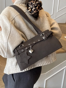 Dunkelbraune matte Schultertasche im Retro-Stil mit Metallösen und Herz-Anhänger-Detail