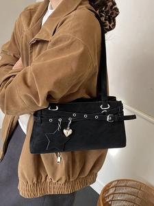 Trendige schwarze Wildleder-Schultertasche mit Metallösen und Herz-Anhänger-Dekor