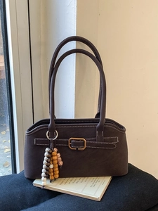 Dunkelbraune Shopper-Tasche aus Wildlederimitat mit Kontrastnaht und Holzperlen