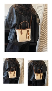 Détail d'un sac seau beige et marron avec breloque en perles de bois et texture cuir fine