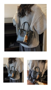 Détail du sac seau en cuir PU noir avec gland en perles de bois vintage sur un modèle