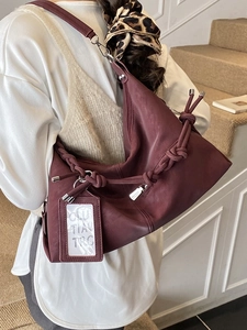 Sac à bandoulière bordeaux tressé avec porte-cartes pour femme dans un style urbain moderne