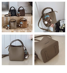 Détails du sac seau en cuir grainé avec poignée tressée et charmant pendentif ours