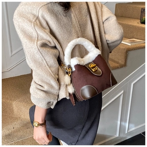 Vue détaillée du mini sac bandoulière marron avec garniture en fausse fourrure blanche