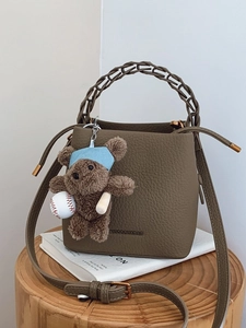 Sac Seau en Cuir PU Motif Litchi Avec Poignée Tressée Sac à Bandoulière Grande Capacité Sac à Main Avec Pendentif Ours