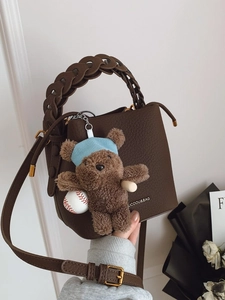Sac seau en cuir grainé marron foncé avec poignée tressée et breloque ours