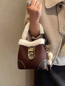Sac Seau en Peluche d'Hiver Vintage Femmes Rétro en Cuir PU Fausse Fourrure Sac à Main Bandoulière Petit Sac Avec Pendentif